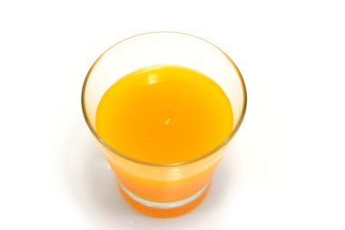 Beyaz arka planda bir bardak taze portakal suyu.
