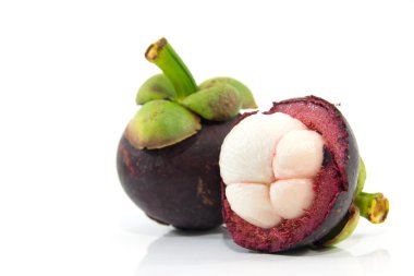 tropikal mangosten meyve beyaz zemin üzerine