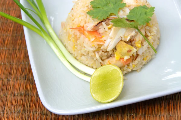 Жареный рис с креветками и крабами, тайская кухня — стоковое фото