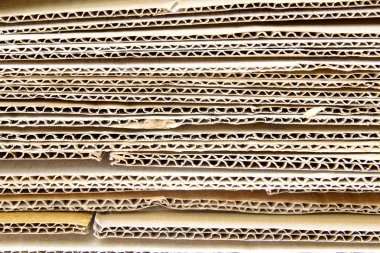 Üst üste dizilmiş karton kaplamaları kapat