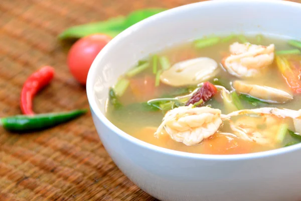 Tom yum goong soppa med räkor, favorit thailändsk mat — Stockfoto