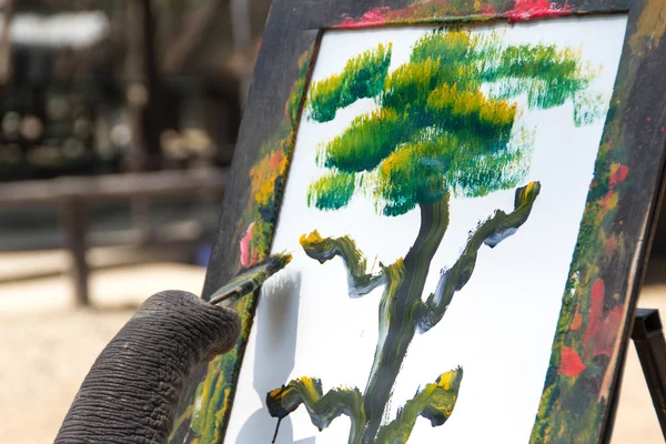 Elefante e pintura — Fotografia de Stock