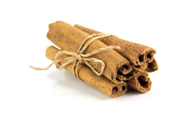 Tarçın. Beyaz bir arka plan üzerinde izole