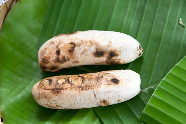 Roasted banana on banana leaves — Stock Photo, Image