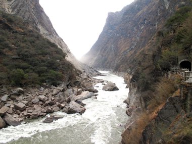 Lijiang 'daki Kaplan Sıçrayan Geçidi, Yunnan Eyaleti, Çin