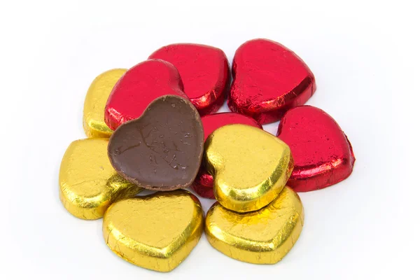 Serduszka czekoladowe cukierki na białym tle — Zdjęcie stockowe