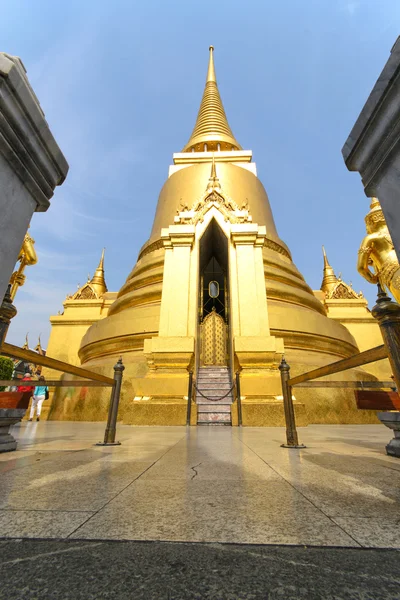 Złota pagoda w wat phra keaw — Zdjęcie stockowe