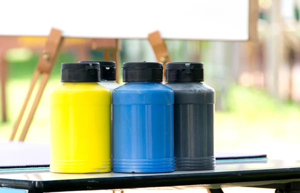 Färgglad färg behållare — Stockfoto