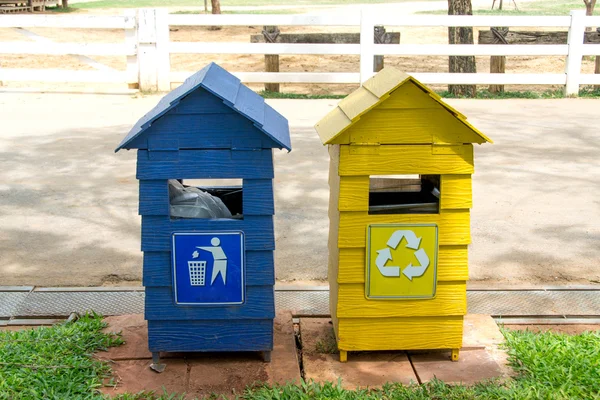 Papeleras de colores para reciclar materiales — Foto de Stock