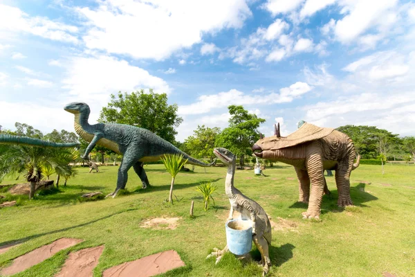 Offentliga parker med statyer och dinosaurier — Stockfoto