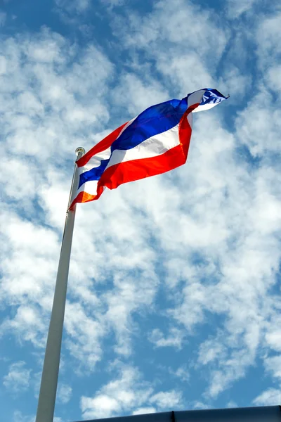 Thailändische Flagge am blauen Himmel — Stockfoto