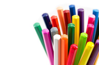 Beyaz arkaplanda renkli kalemler