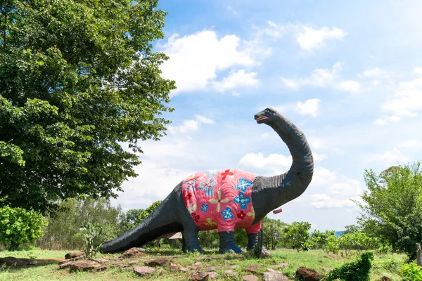 Parques públicos de estatuas y huesos de dinosaurios en Phu-Kum-Khao en Th — Foto de Stock