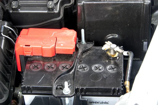 Batteria dell'automobile nella sala macchine — Foto Stock