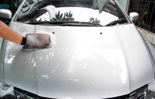 Limpeza de carro usando uma esponja — Fotografia de Stock