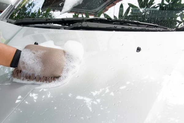 Cleaning car using a sponge — Stock Photo, Image