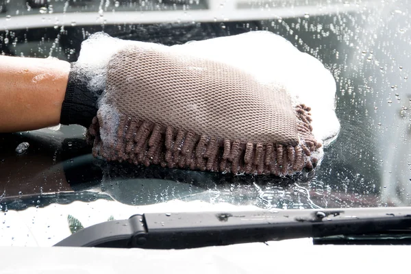 Limpeza de carro usando uma esponja — Fotografia de Stock