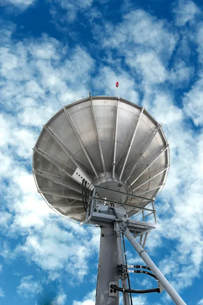 Satelitní anténa jídla na modrou oblohu s mraky — Stock fotografie