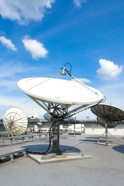 Satellite dishes antenna on blue sky — Stock Photo, Image