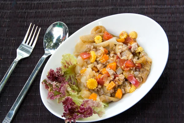 Noodles with tomato sauce and minced pork — Stock Photo, Image