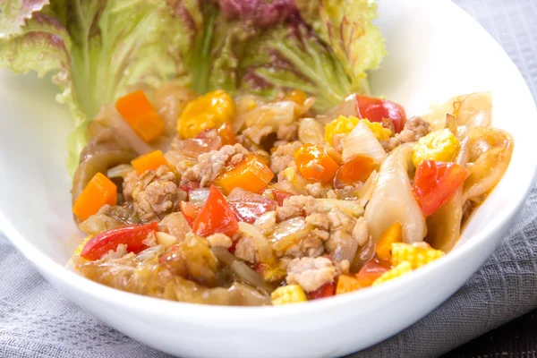 Noodles with tomato sauce and minced pork — Stock Photo, Image