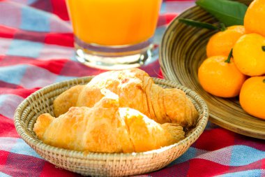 kruvasan ve portakal suyu