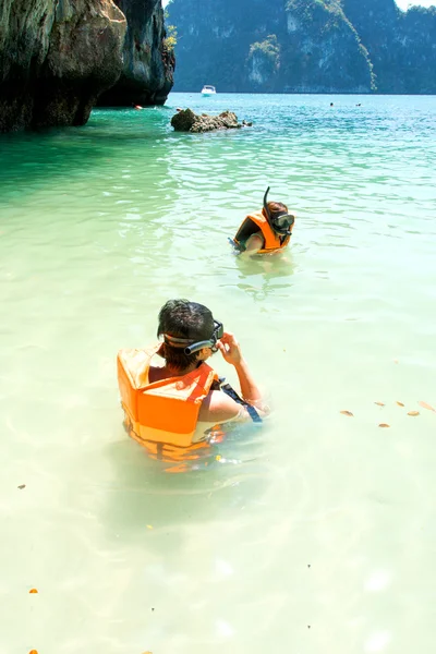 Snorkeling in Hong Island Krabi, Thailand — Stock Photo, Image