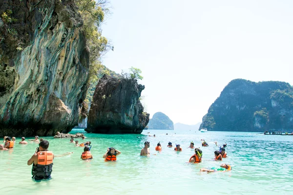 KRABI, TAILANDIA - 7 de marzo: Atracciones famosas de la isla de Koh Hong. —  Fotos de Stock