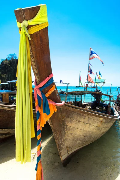 Long Tail Boot am tropischen Strand, Krabi, Thailand — Stockfoto