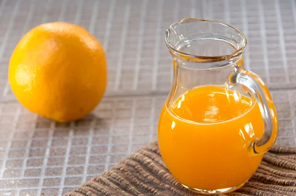 Jus d'orange in glazen kan — Stockfoto