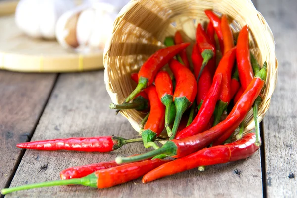 Ahşap üzerinde Red hot chilli peppers — Stok fotoğraf