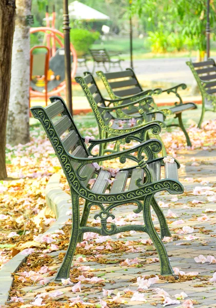 Grön stol i trädgården — Stockfoto