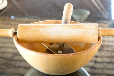 Ahşap kase üzerinde ahşap makara ve kesici pizza