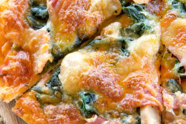 Pizza bir ahşap tahta üzerinde kapatın