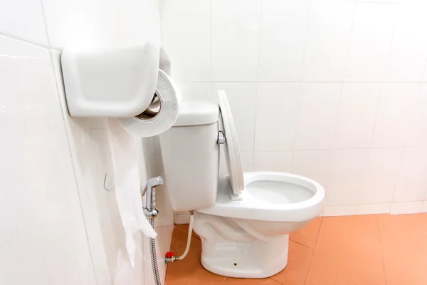 Туалетная бумага и сиденье туалета — стоковое фото