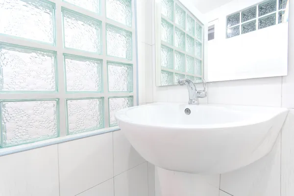 Évier de salle de bain en céramique — Photo