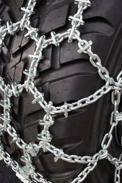 Neumático con cadenas de nieve — Foto de Stock