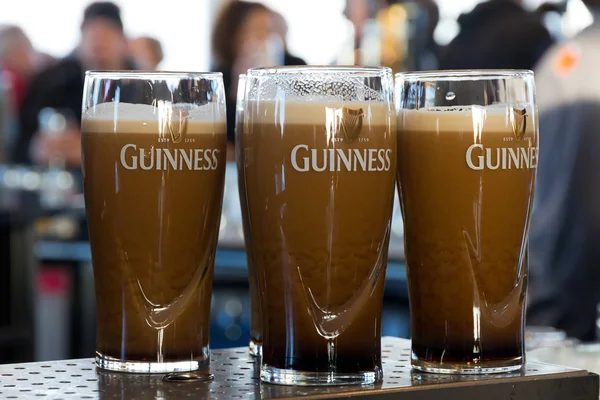 Pints of beer served at popular Guinness Brewery — Stock Photo, Image