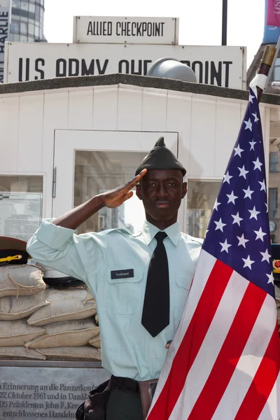 Checkpoint charlie Berlijn — Stockfoto