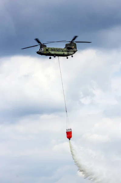 Boeing Chinook Helikopteri Kovasından Bırakıyor Gilze Rijen Hollanda Haziran 2014 — Stok fotoğraf