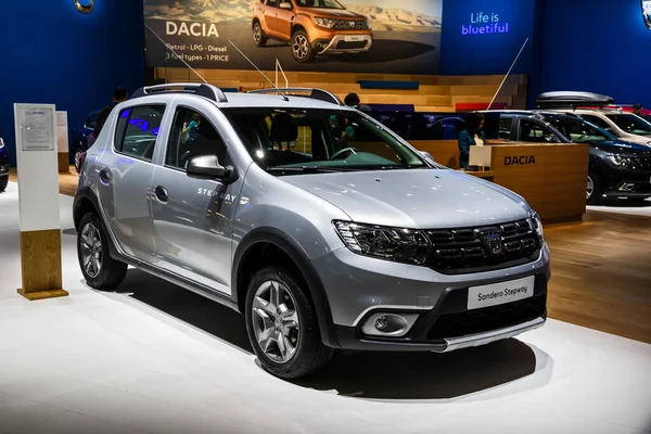 Dacia Sandero Stepway车型在2020年汽车博览会上展示 比利时布鲁塞尔 2020年1月9日 — 图库照片