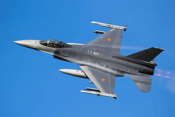 Belgiska Flygvapnets General Dynamics Fighting Falcon Multirole Fighter Jet Lyfter — Stockfoto