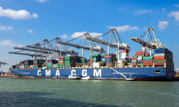 Cma Cgmロッテルダム港のEct配送ターミナルにあるガントリークレーンで積み込まれているコンテナ船 オランダ 2016年3月16日 — ストック写真