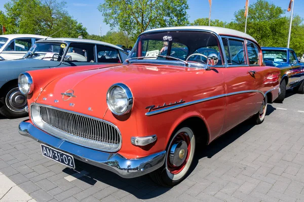 1958 Opel Rekord 1500 Klasyczny Samochód Parkingu Rosmalen Holandia Maja — Zdjęcie stockowe