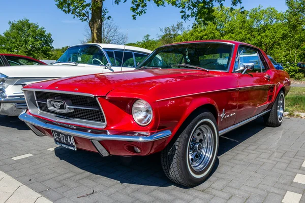 1967 Ford Mustang Klasyczny Samochód Sportowy Parkingu Rosmalen Holandia Maja — Zdjęcie stockowe