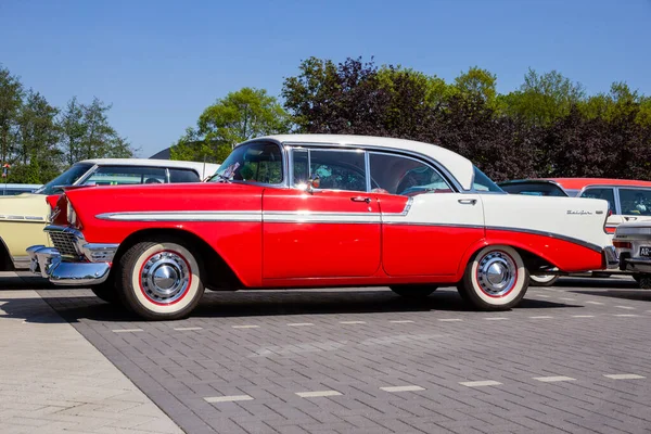 1956 Chevrolet Belair Czterodrzwiowy Klasyczny Samochód Parkingu Rosmalen Holandia Maja — Zdjęcie stockowe