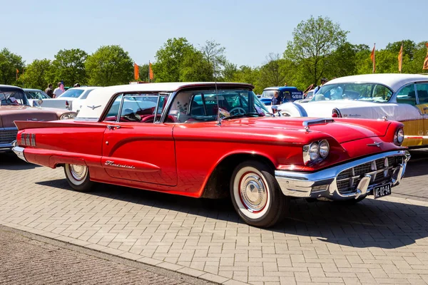1960 Ford Thunderbird Klasszikus Autó Parkolóban Rosmalen Hollandia 2016 Május — Stock Fotó