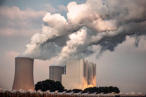 発電所の煙突からの大気汚染の原因となる排出 — ストック写真