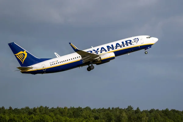 Ryanair Boeing 737 Avión Pasajeros Despegando Del Aeropuerto Eindhoven Países —  Fotos de Stock