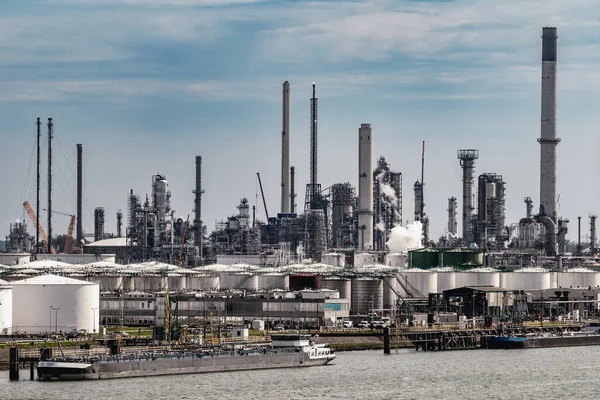 Olie Raffinaderij Industriële Petrochemische Fabriek Binnenschepen Een Industriële Haven — Stockfoto